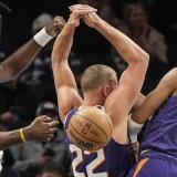 Clint Capela (à gauche) et les Hawks ont battu Phoenix mardi en NBA KEYSTONE/AP/Mike Stewart
